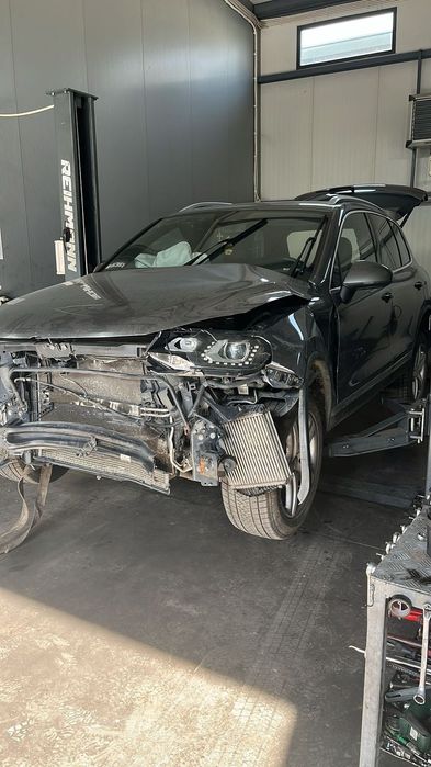 Dezmembram Volkswagen Touareg 3.0 TDI din 2013