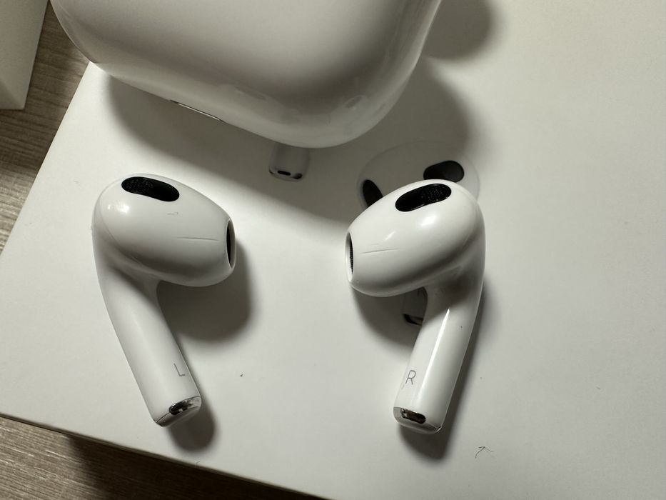 Продам Air pods 3 кейс и левый наушник