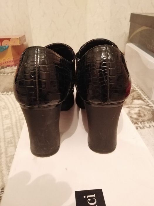 Женская обувь красного цвета