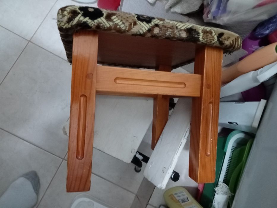 Продам маленькую табуреточку -пуфик.