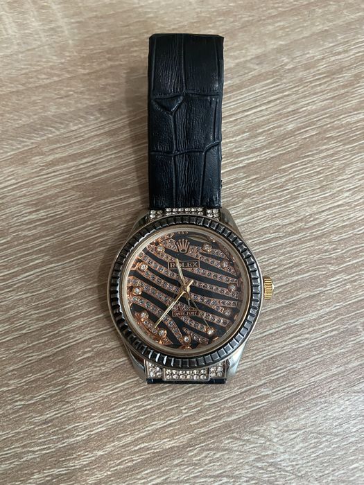 Продавам дамски часовник