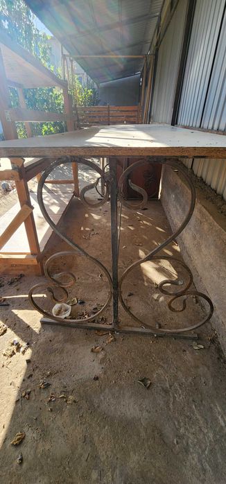 Стол кованный для сада