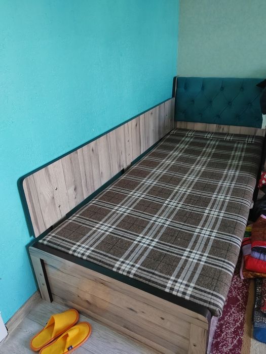 2 кровати, шкаф и письменный стол и настенные полки