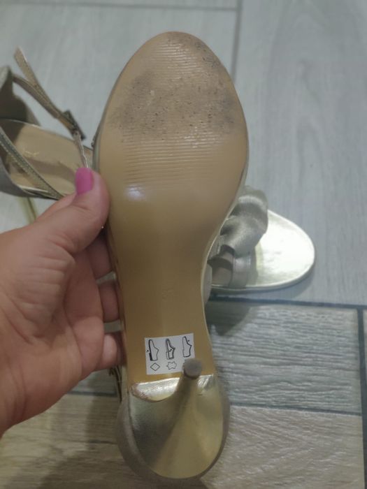 Sandale de dama elegante. 90 lei. Măsura 37 și 39