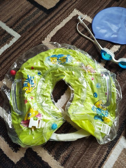 Надувной балон, сланцы и резиновая шапочка