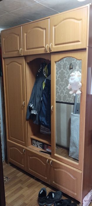Шкаф в прихожей.