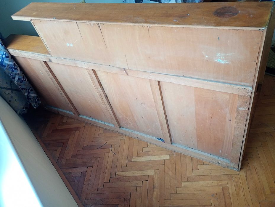 Продавам запазен единичен диван с две чекмеджета