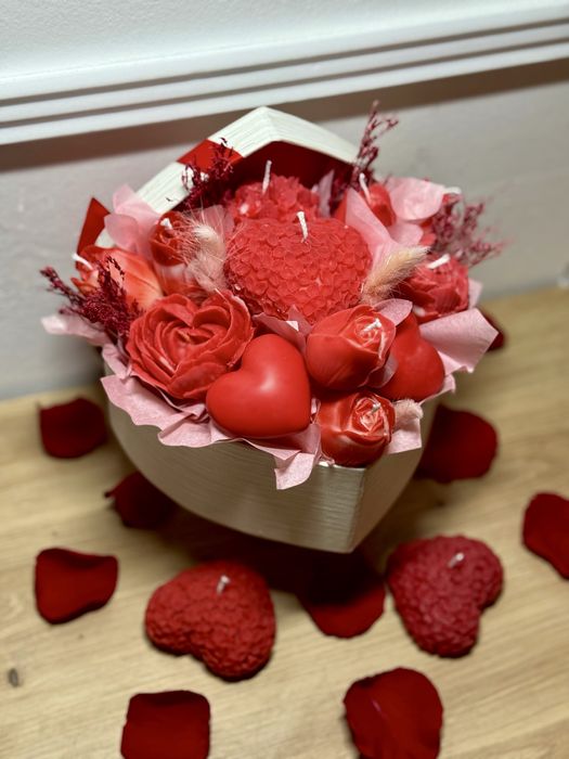 Свети Валентин-подарък,букет,соеви свещи