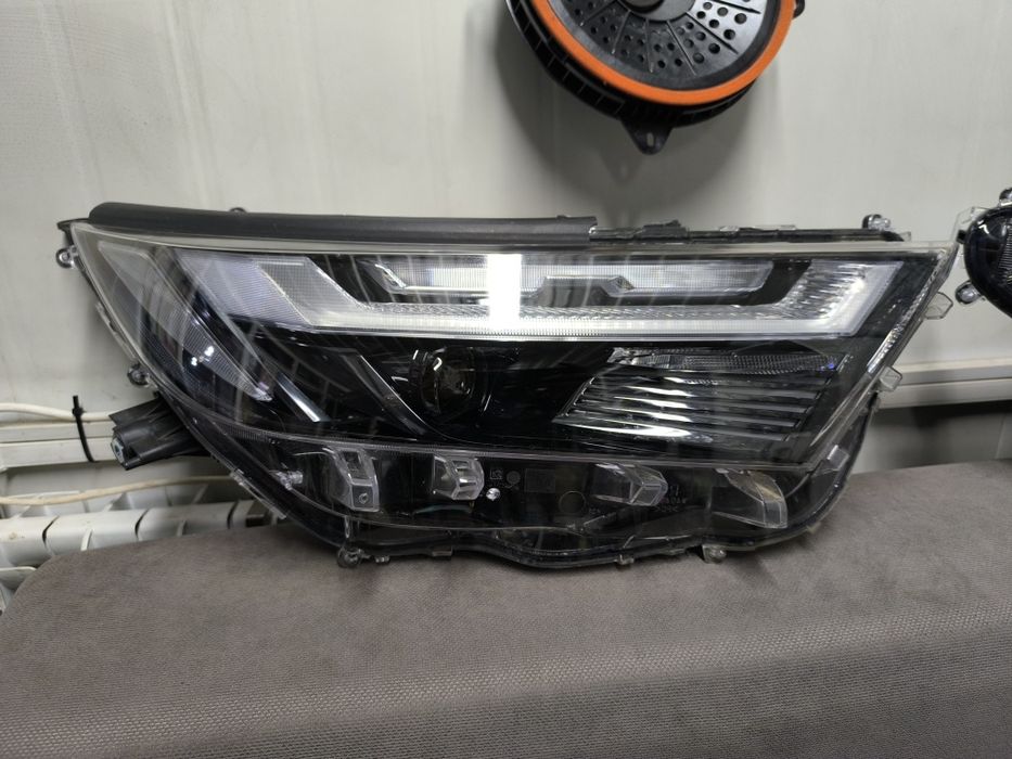 Фары левый правый раф4  оригинал RAV4 фар