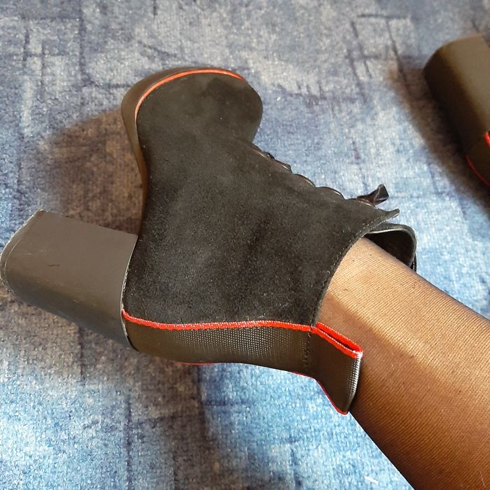 Боти от естествен велур на висок ток!