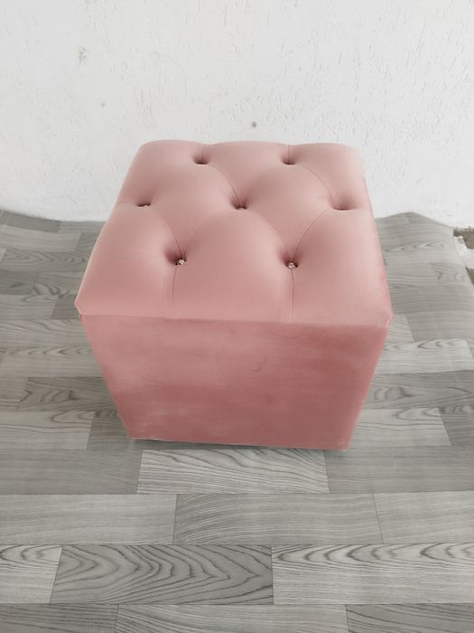 Vând taburet tapițat Chesterfield , catifea Roz cu spatiu pentru depoz