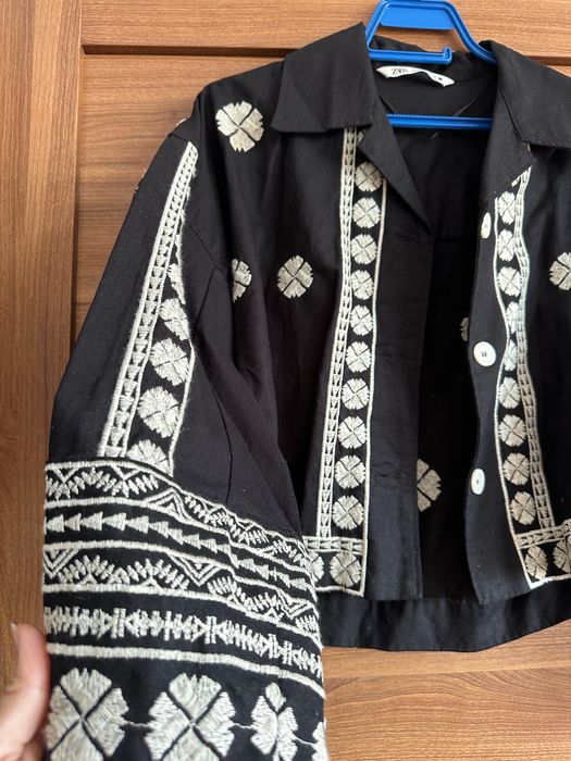 Черно преходно яке с бродерия