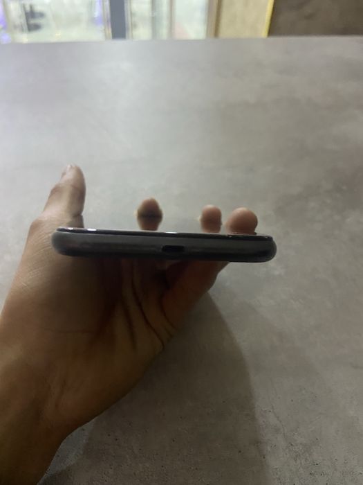 Айфон 11 черном свете