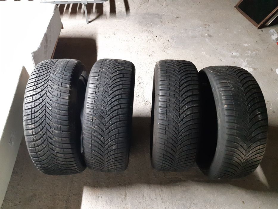 Vând anvelope m+s 225 55 r17