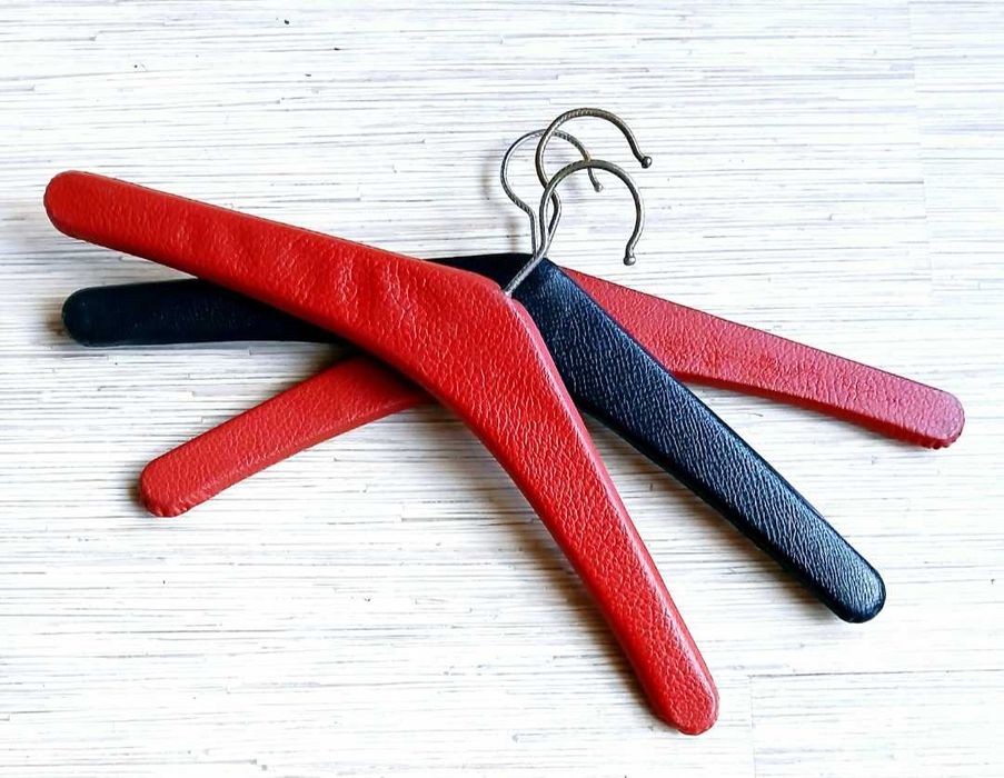 Кожени закачалкис капси