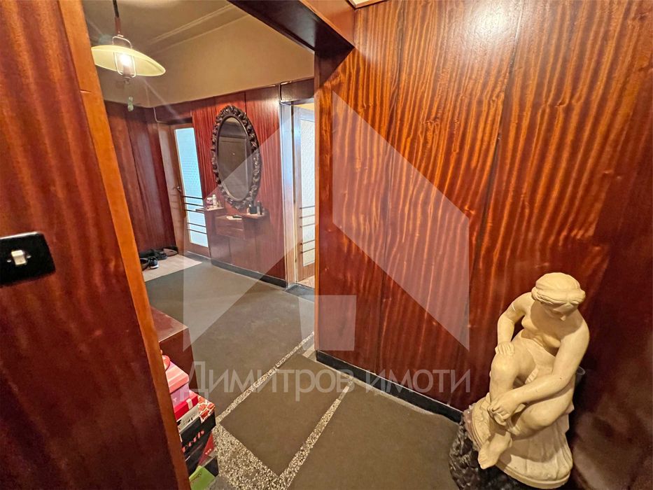 Продава апартамент 111 м2 в тухлена жилищна кооперация център.