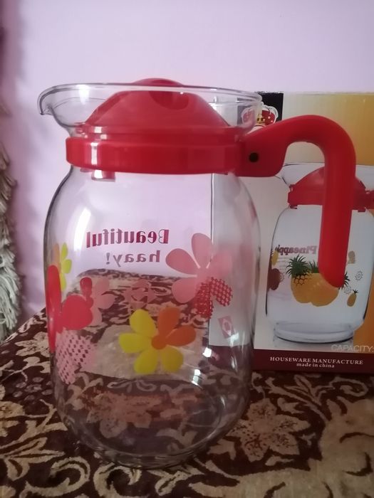 Продаются графины для соков и напитков.