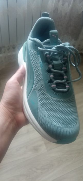 Продам женские кроссовки