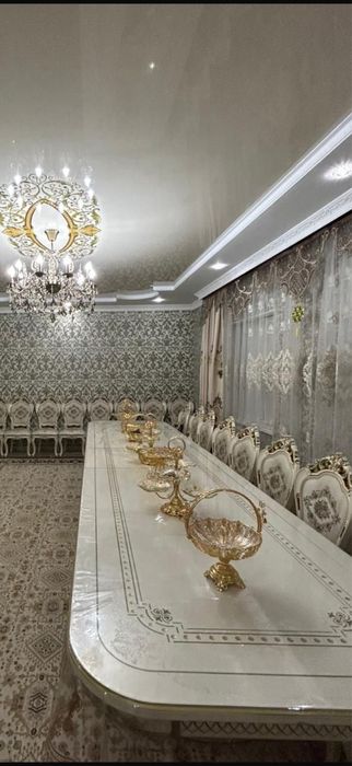 Стол и стулья для гостиной