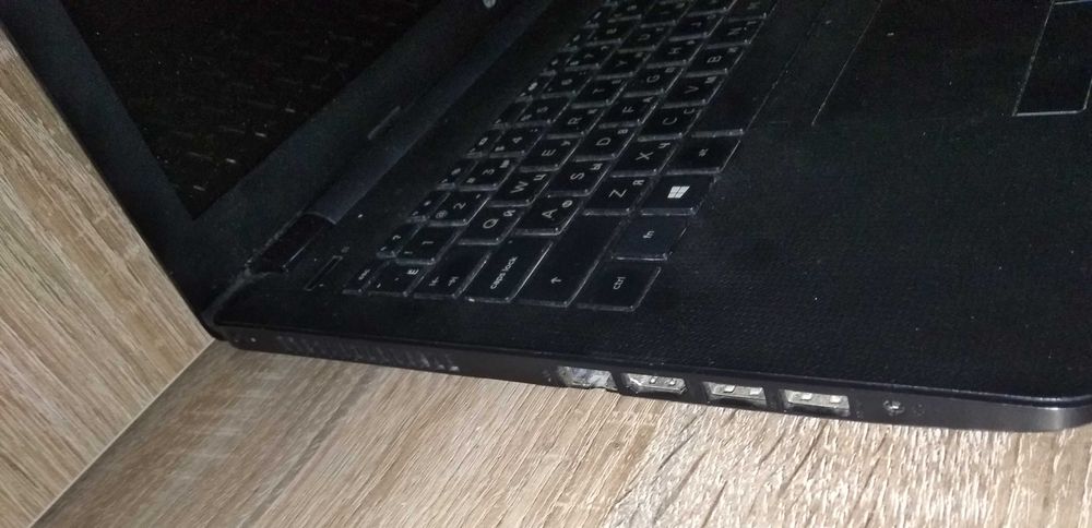 ноутбук HP с сумкой и мышкой