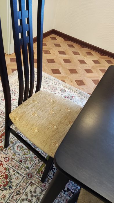 Стол раздвижной со стульями