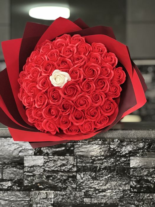 Buchet din 59 de trandafiri