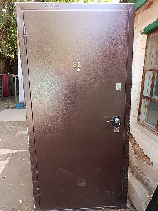 Продам металлическую дверь цены разные.