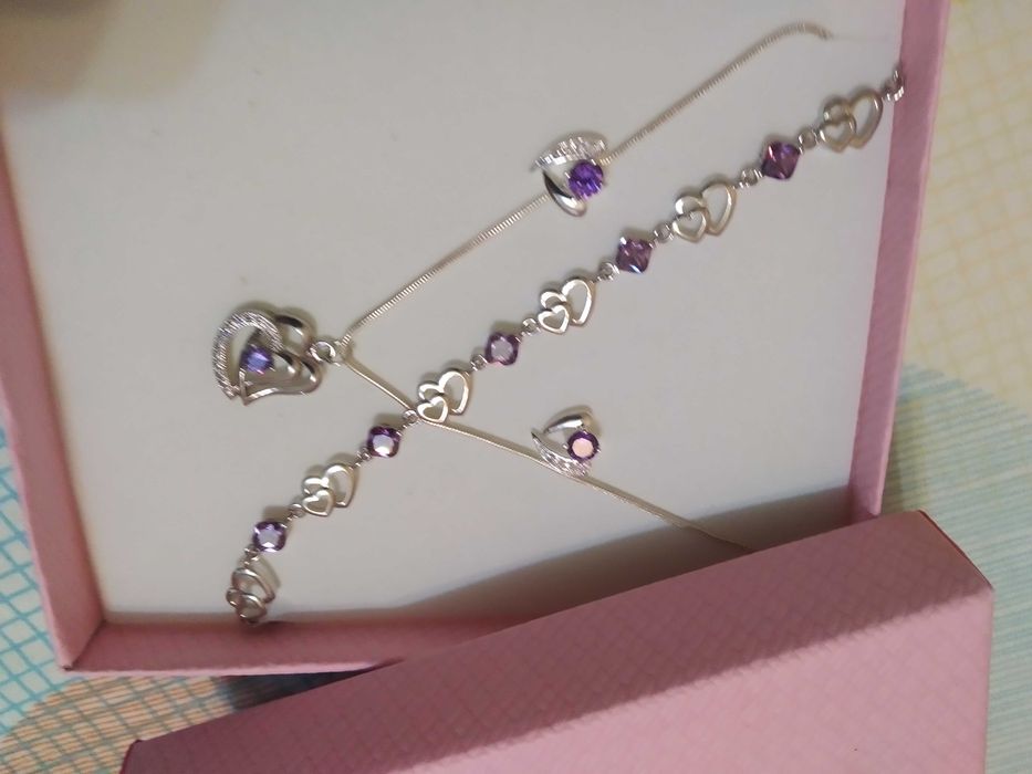 Нов, дамски сребърен комплект- гривна и колие с цветя/ сърца/.В кутия.