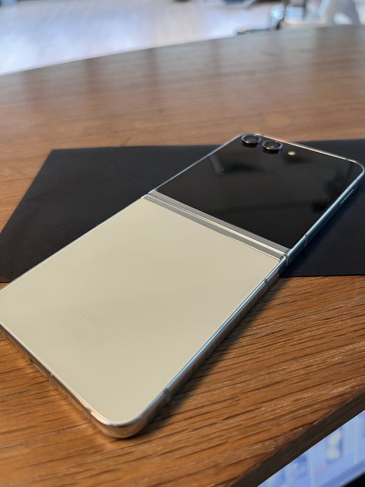Samsung Galaxy Z Flip 5 –512 GB – отлично състояние