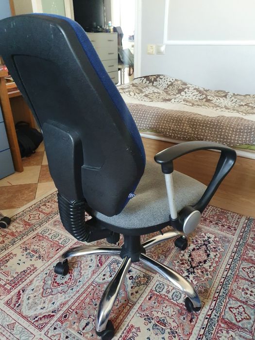 Офисные кресла на колесиках