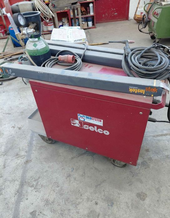 Продавам италиански заваръчен апарат AC DC