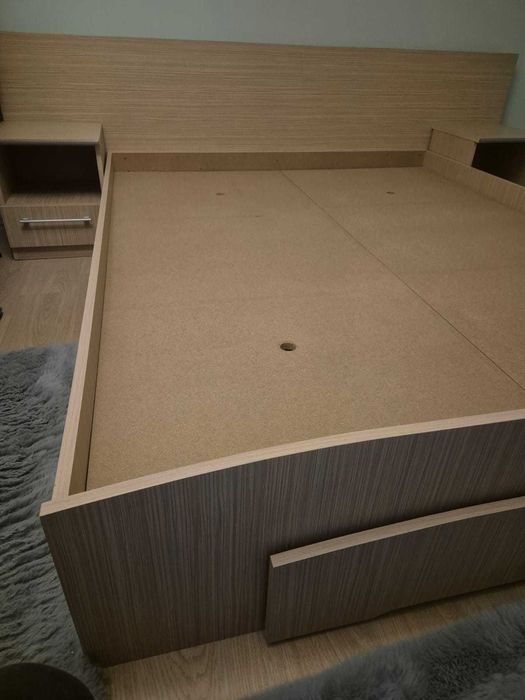 Pat dormitor cu 2 noptiere.