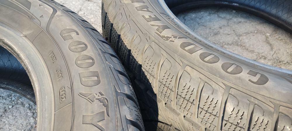 235 55 18 зимни Goodyear