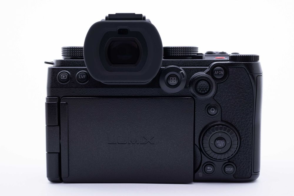 Panasonic Lumix S5 IIX + 50mm f/1.8 – КАТО НОВ (под 700 кадъра), Гаранция до края на 2027!