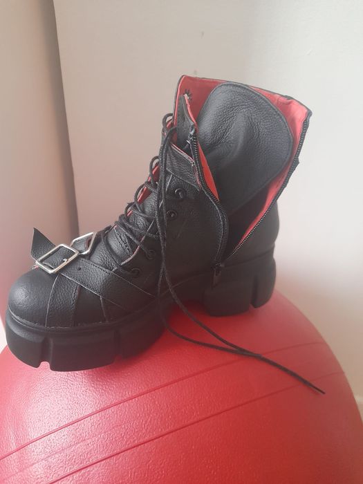 Ghete negre din piele moale.
