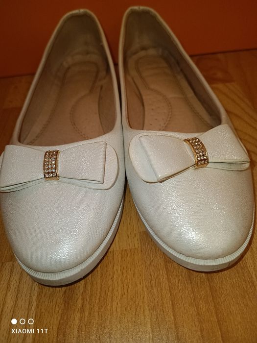 Дамски бели запазени обувки - балеринки 39 номер.
