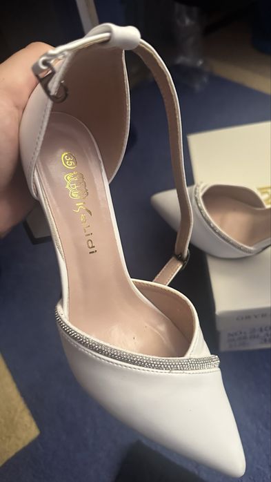 Туфли белого цвета