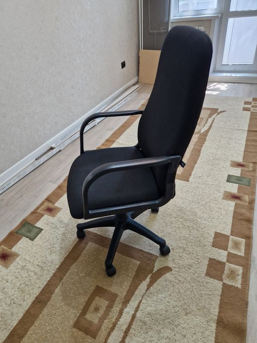 Продам офисное кресло.
