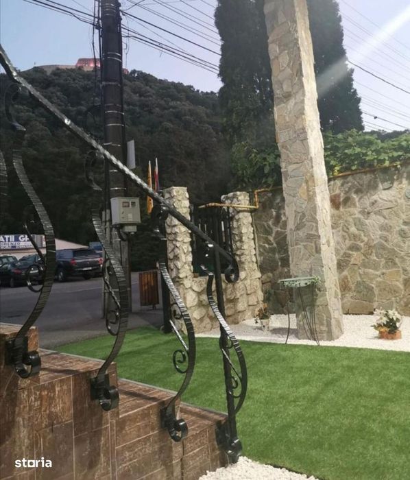 Investiție sigura, zonă excelentă–Pensiune funcțională, Str.Horea Deva