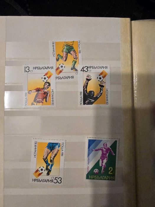 Продавам пощенски марки, спортна тематика. Два албумаа