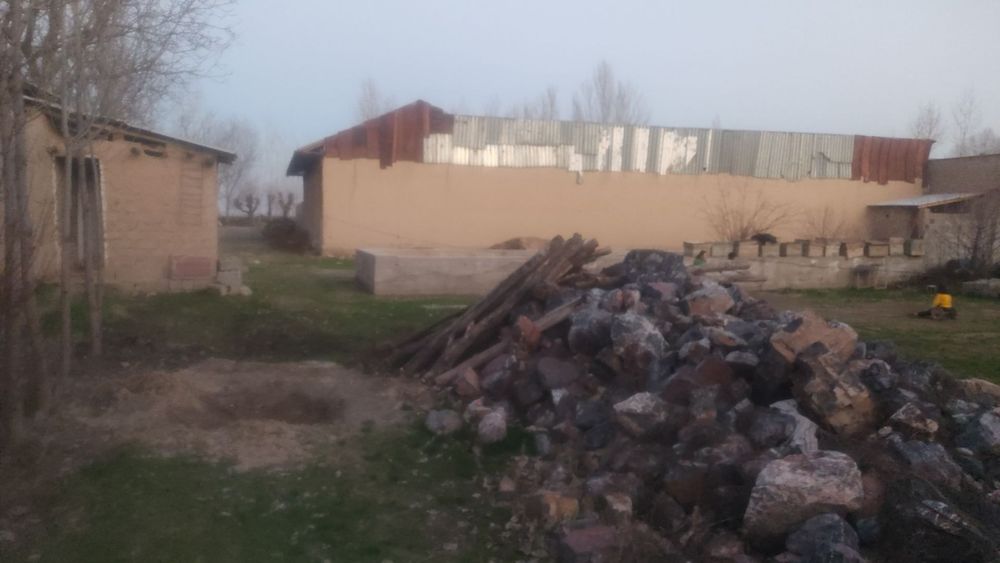 Qaxramon mahallasida yer uchastka  bogʻi bilan sotiladi.