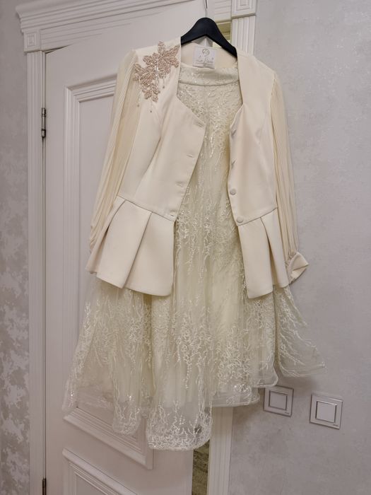 Белый пиджак с юбкой