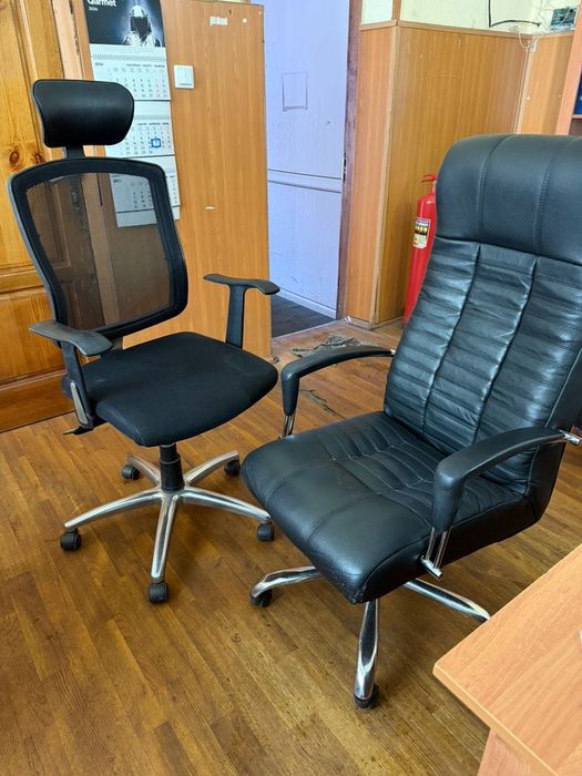 Два офисных  кресла