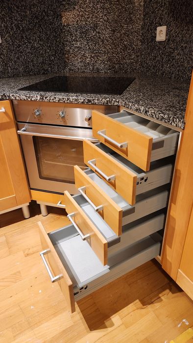 Mobilă bucătărie din lemn masiv esență tare cu electrocasnice