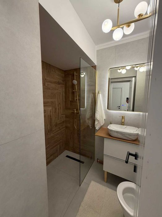 SINAIA 80mp, 3 camere, 2 bai, 2 locuri parcare, renovat mar. 2026 LUX