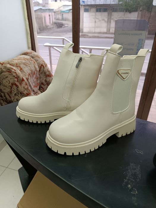 Продаются женские полусапожки,импортные, разных размеров.