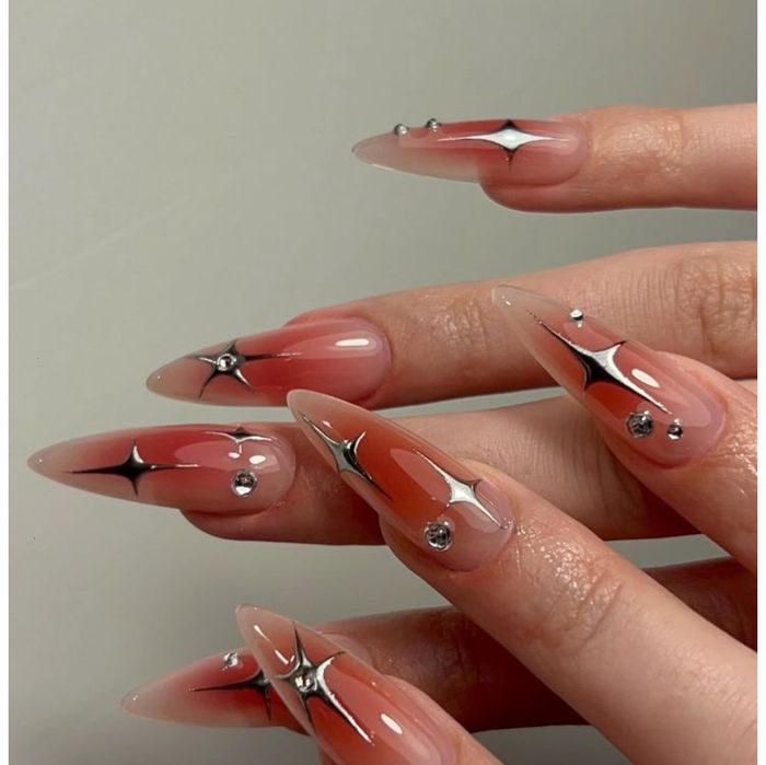 Модель на маникюр