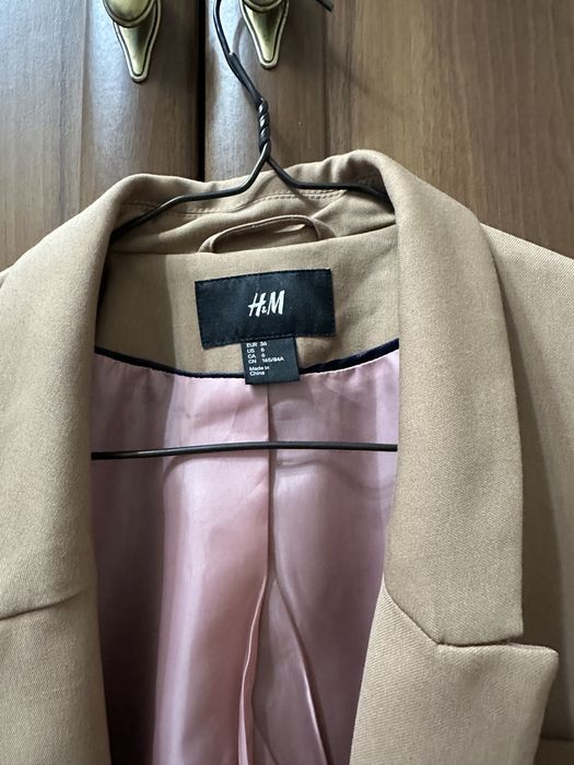 Бежово сако на H&M