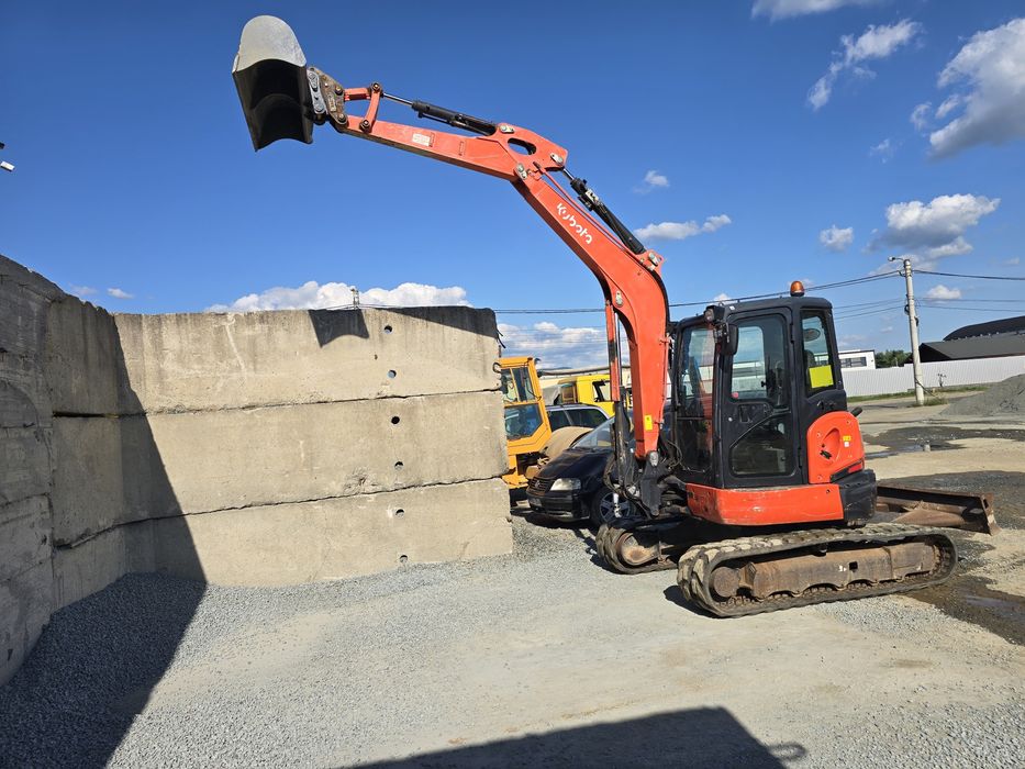 Excavator miniexcavator inchiriez
