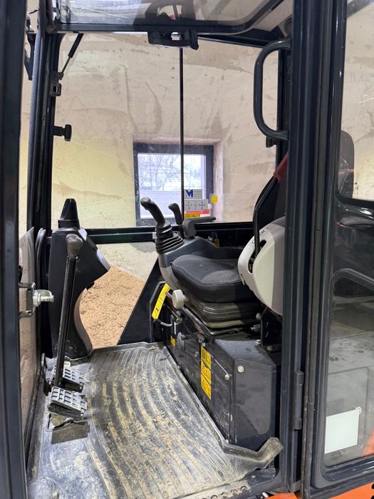 Mini excavator HITACHI cu cabină,remorcă și 2 cupe șenile reglabile